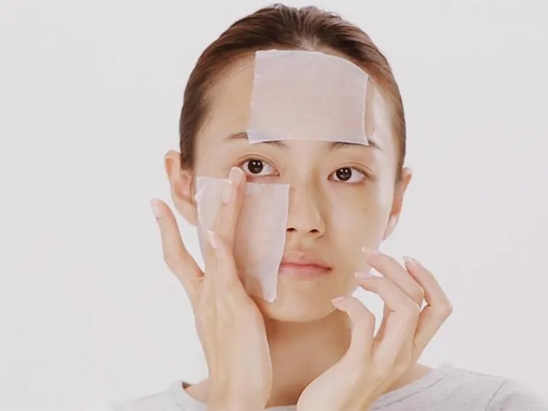 Da khô đổ dầu có thể là do sử dụng các sản phẩm chăm sóc da chưa phù hợp