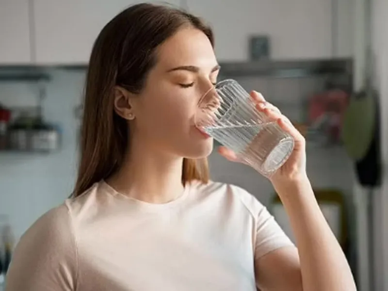 Bổ sung đủ nước cho cơ thể giúp hỗ trợ duy trì độ ẩm tự nhiên của da