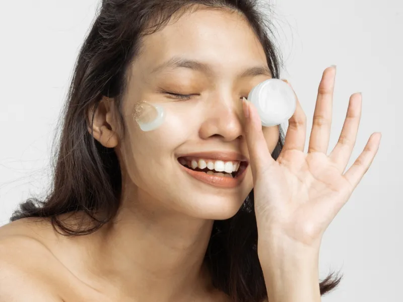 Dưỡng ẩm là bước quan trọng giúp cải thiện tình trạng khô da