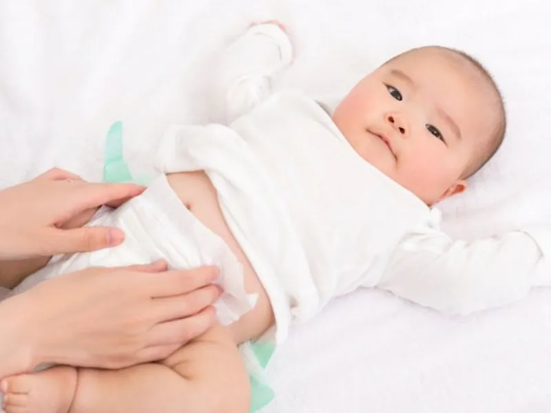 Cha mẹ nên kiểm tra tã thường xuyên cho trẻ
