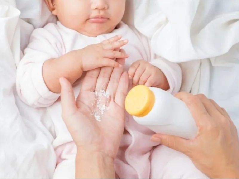 Cha mẹ không nên lạm dụng phấn rôm để xử lý hăm mông
