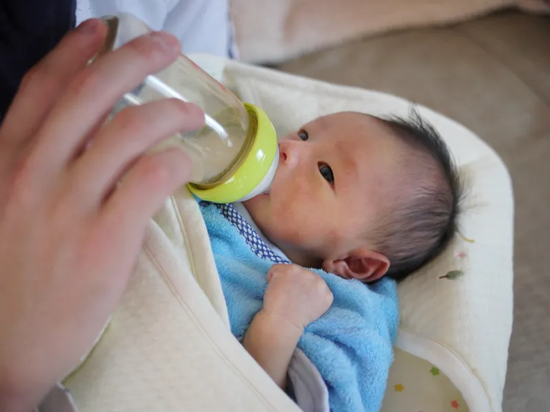 Cho trẻ uống nước hoặc nước đường
