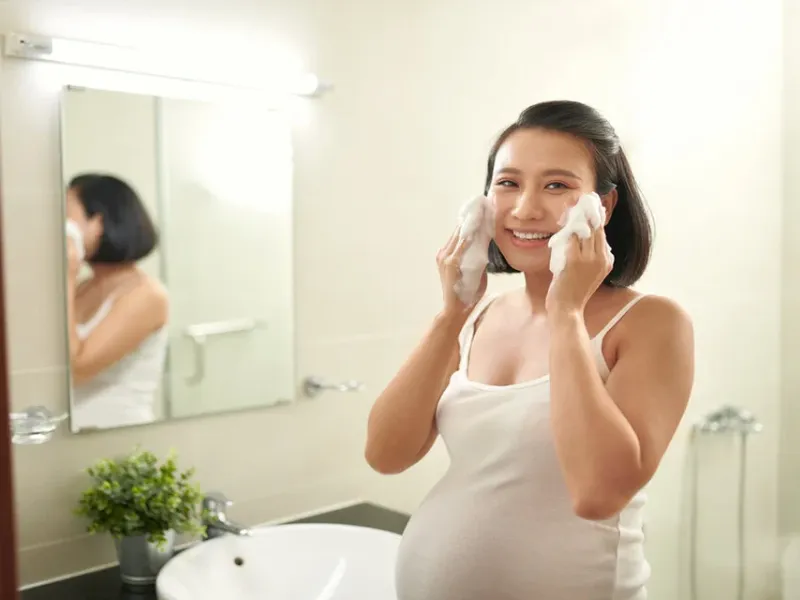 Mẹ bầu nên rửa mặt 2 lần mỗi ngày bằng sữa rửa mặt dịu nhẹ để cải thiện mụn nội tiểt tố
