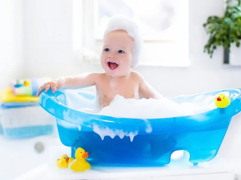 Xà bông cục và sữa tắm là 2 sản phẩm làm sạch da phổ biến cho trẻ nhỏ