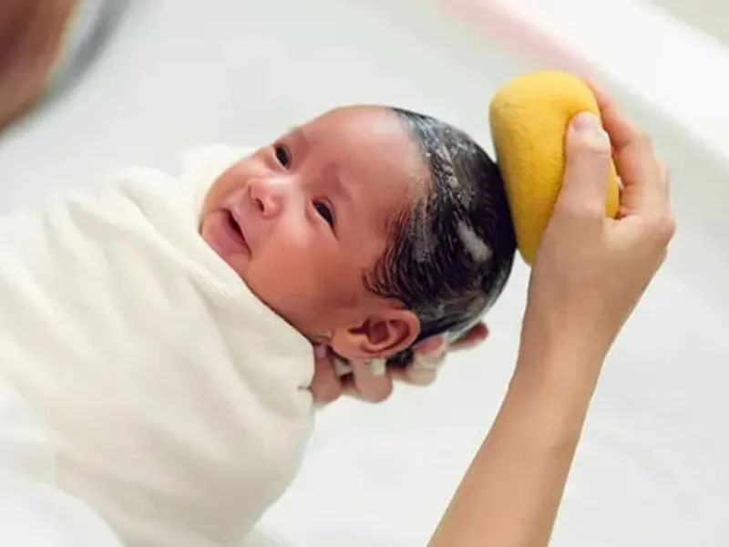 Cha mẹ nên ưu tiên sữa tắm dành riêng cho trẻ sơ sinh