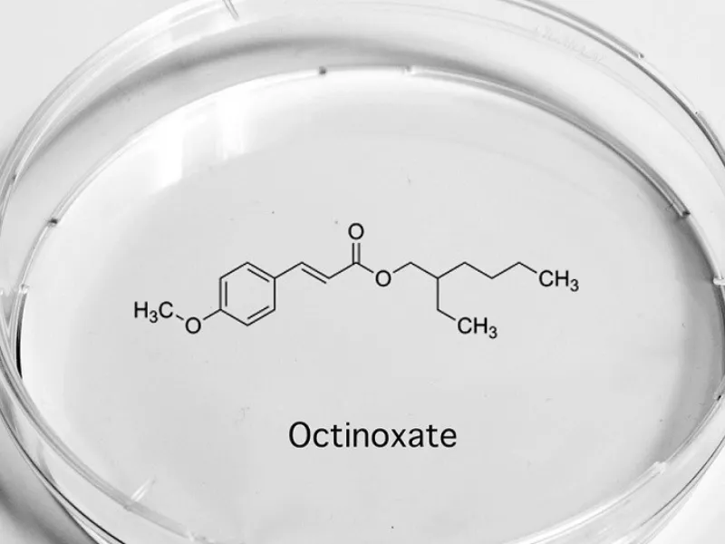 Octinoxate là một thành phần chống nắng hóa học thường có mặt trong kem chống nắng