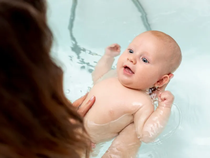Cha mẹ không nên tự ý sử dụng thuốc trị mụn hoặc các loại kem của người lớn lên da trẻ.