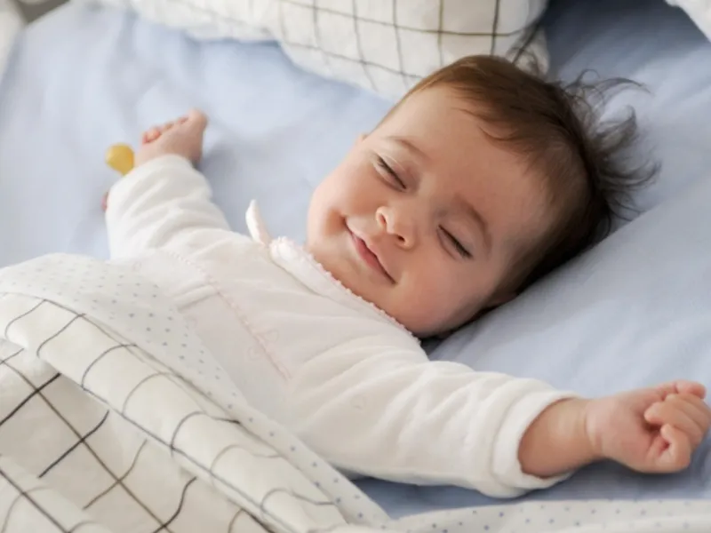 Cha mẹ nên chọn quần áo mềm mại, thoáng khí
