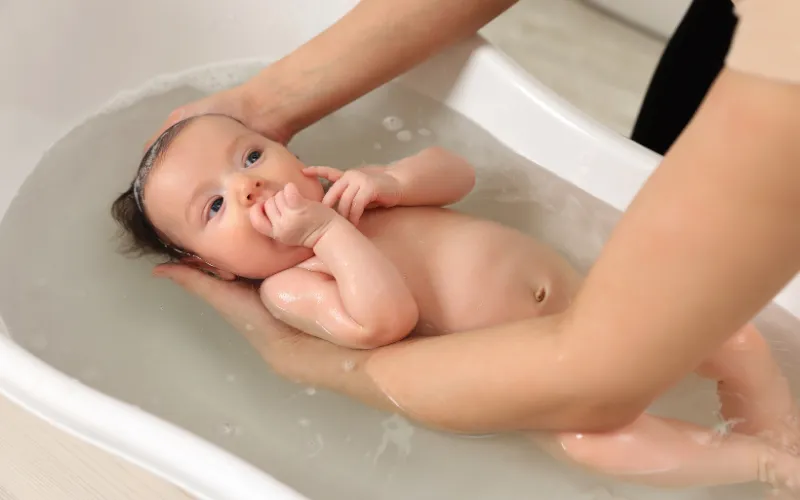 Bé bị chàm hoặc viêm da có nên tắm lá diếp cá?