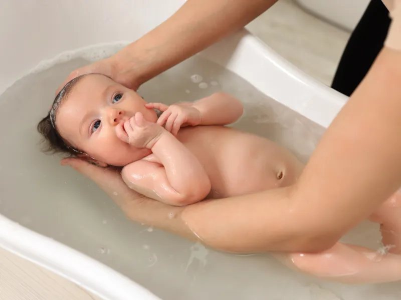 Cách tắm lá mần trầu cho bé tại nhà