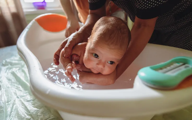 Khi nào phụ huynh nên và không nên cho con tắm lá ngải cứu?