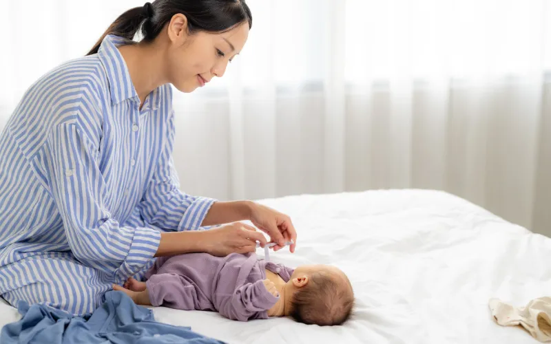 Thay quần áo khi bé ra nhiều mồ hôi