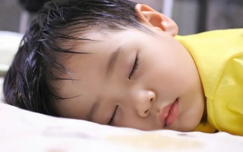 Bé bị rôm sảy có mủ do đâu?
