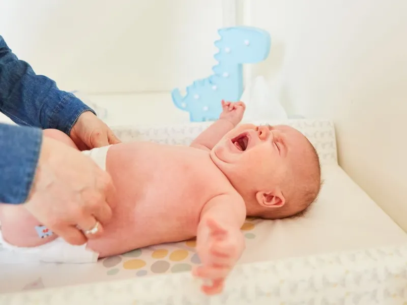 Bé khóc khi thay bỉm do lạnh