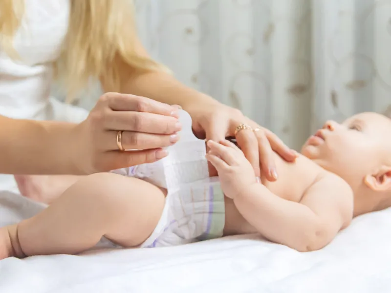 Khi thay bỉm ba mẹ cần thao tác nhanh gọn, nhẹ nhàng