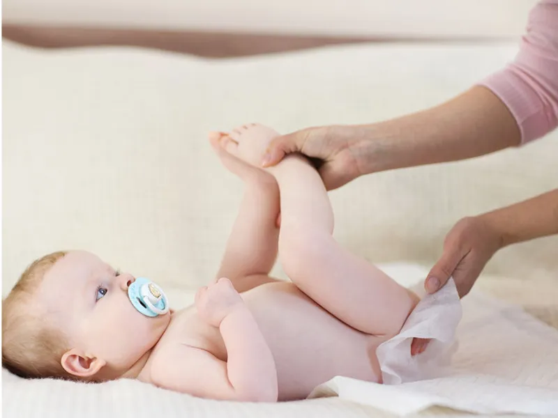 Thay bỉm đúng cách sẽ giúp bé thoải mái và dễ chịu hơn