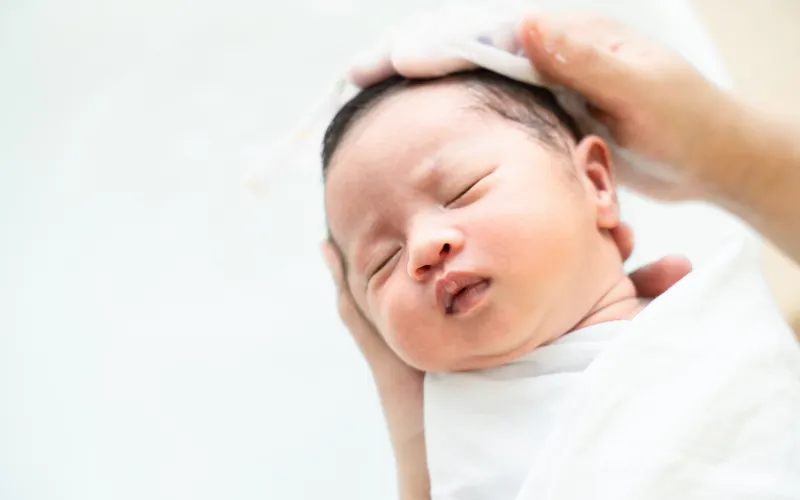 Làm mềm lớp vảy trước khi gội