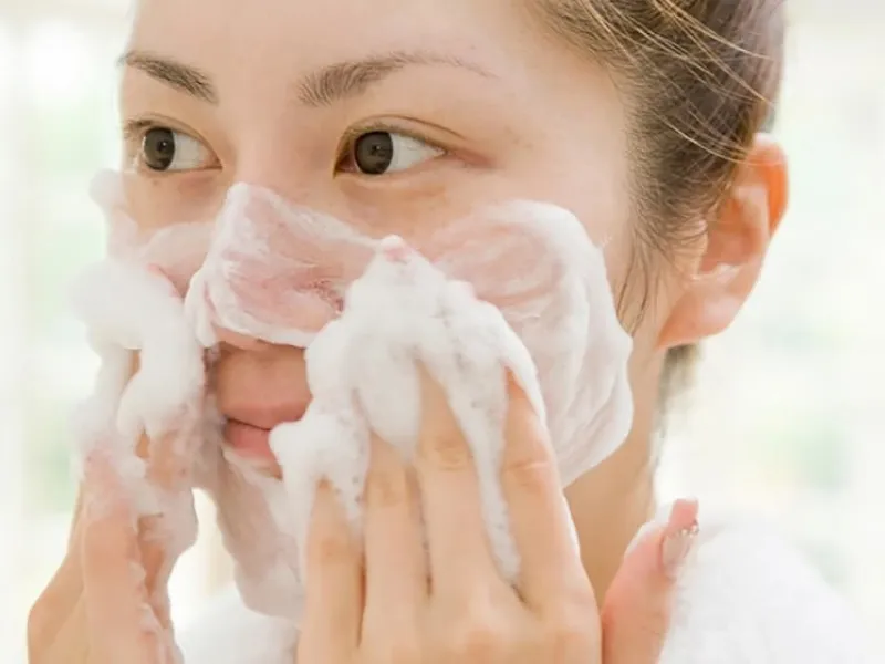 Nhiều chị em đang hiểu sai về công dụng của dung dịch vệ sinh với da mặt
