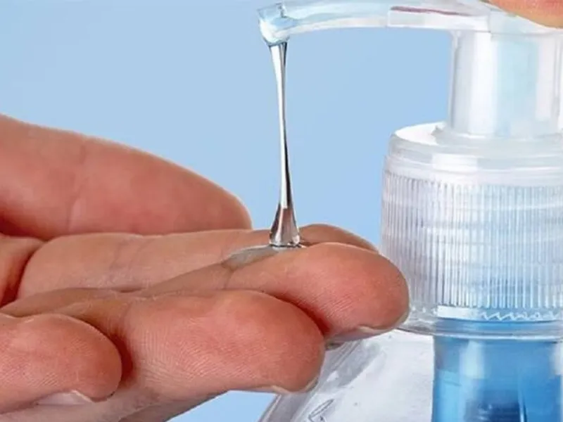 Dung dung dịch vệ sinh để rửa mặt có thể làm da khô và căng sau khi rửa