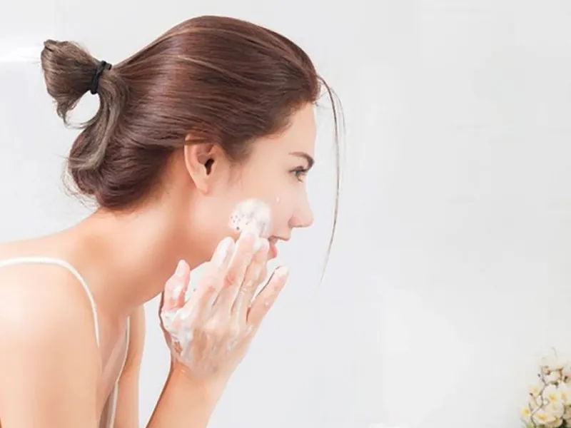 Nên lựa chọn sữa rửa mặt chuyên biệt cho da