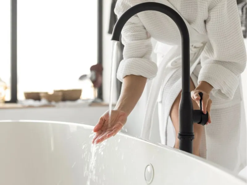 Rửa vùng kín bằng nước ấm là cách vệ sinh phù hợp để làm sạch vùng âm hộ bên ngoài.