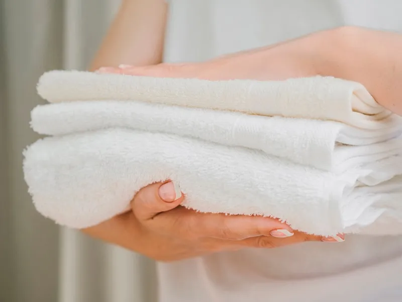 Sau khi vệ sinh vùng kín, chị em cần lau khô bằng khăn sạch