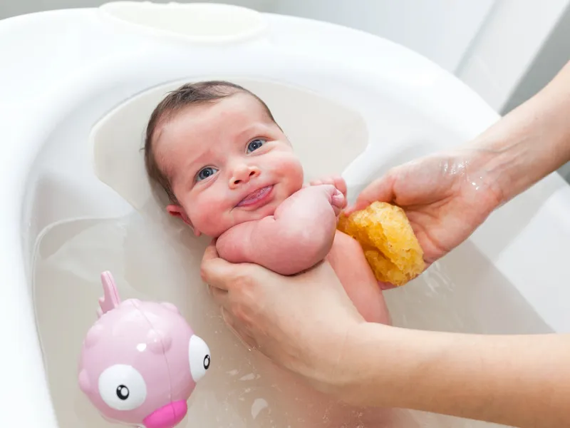 Tắm nhanh, tránh ngâm trẻ quá lâu