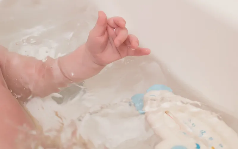 Tắm nhẹ tay, không chà xát lên nốt phỏng