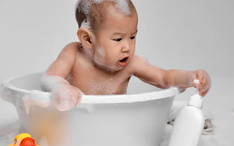 Có nên dùng sữa tắm, xà phòng cho trẻ bị thủy đậu?
