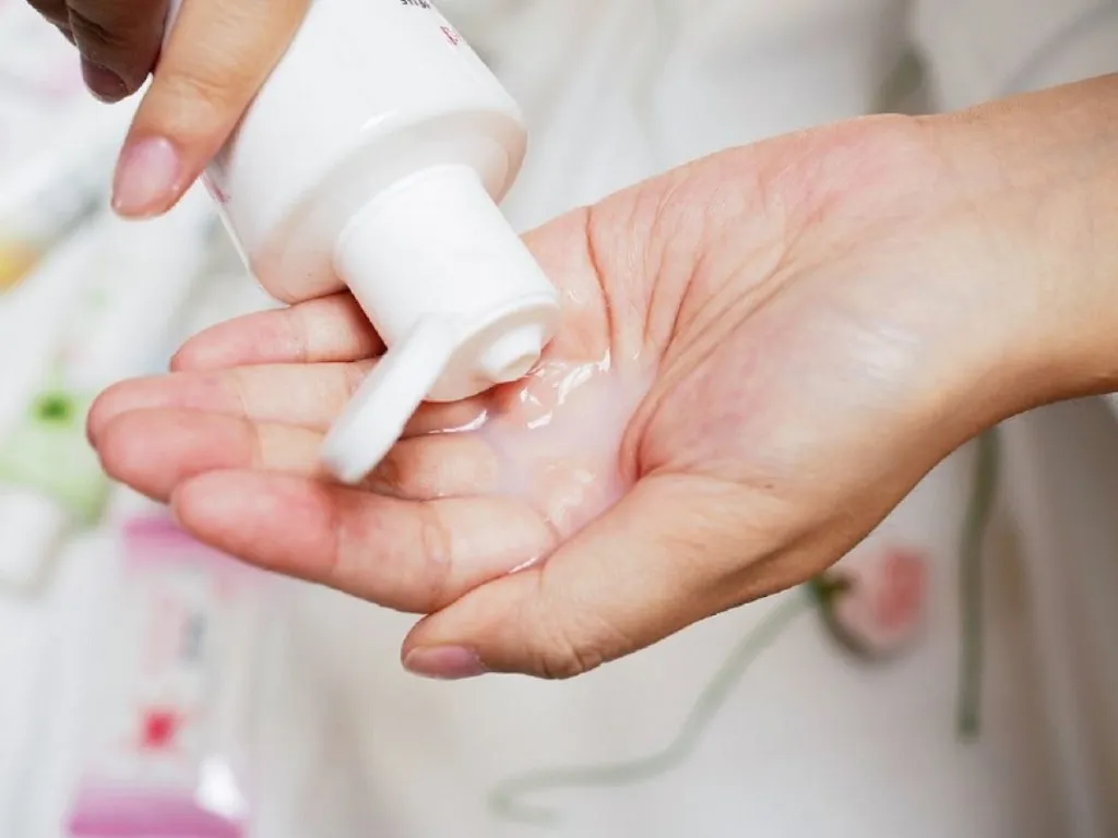 Vùng kín có mùi hôi nhưng không ngứa cần lựa chọn dung dịch vệ sinh phù hợp